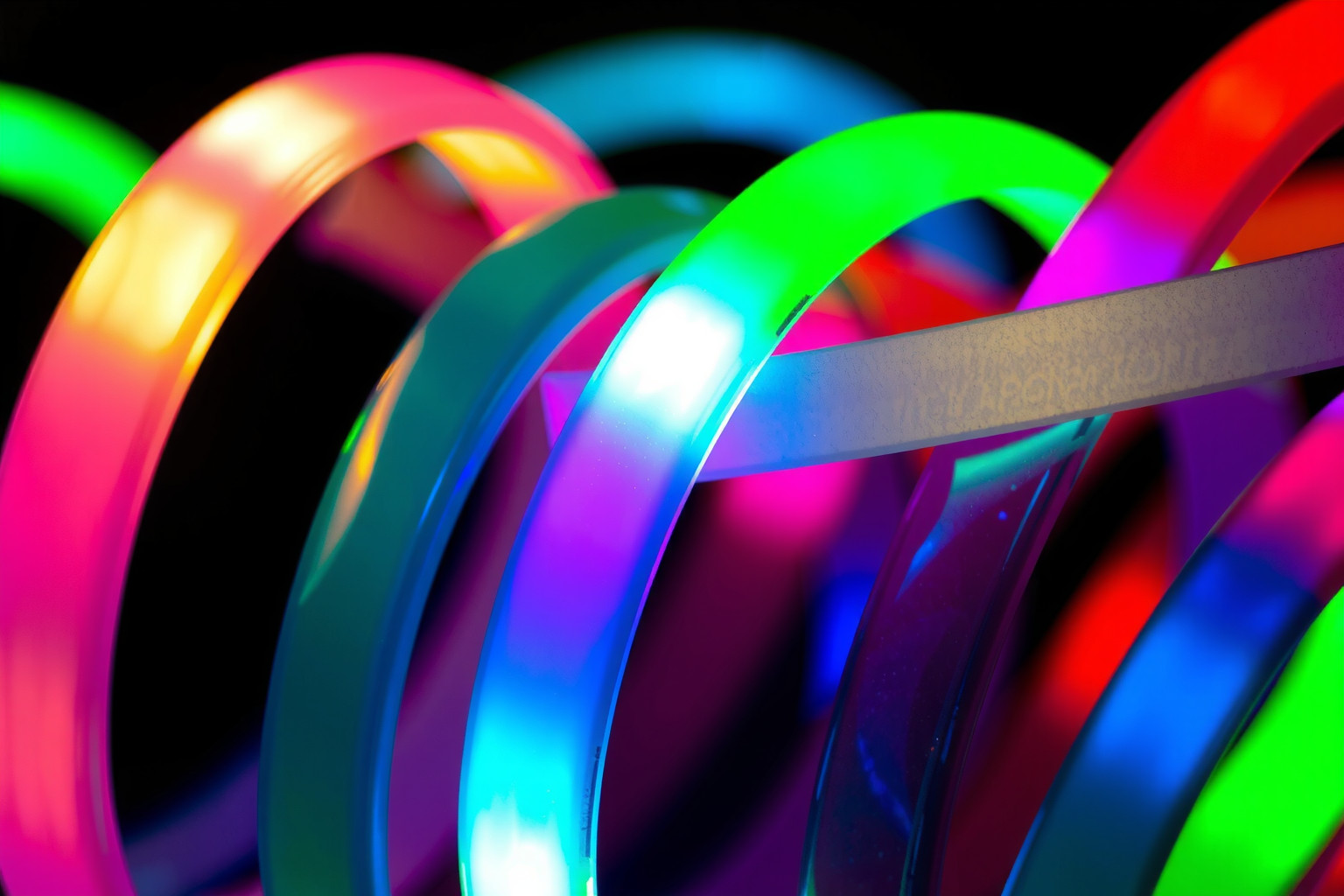 A foszforeszkáló anyagok színét ritkaföldfém-dopánsok szabályozzák.