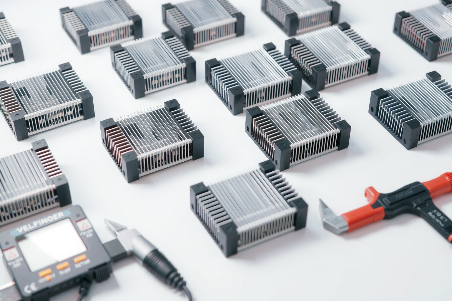 A Peltier-elemek hatékonysága hőmérséklet-különbségtől és anyagminőségtől függ.