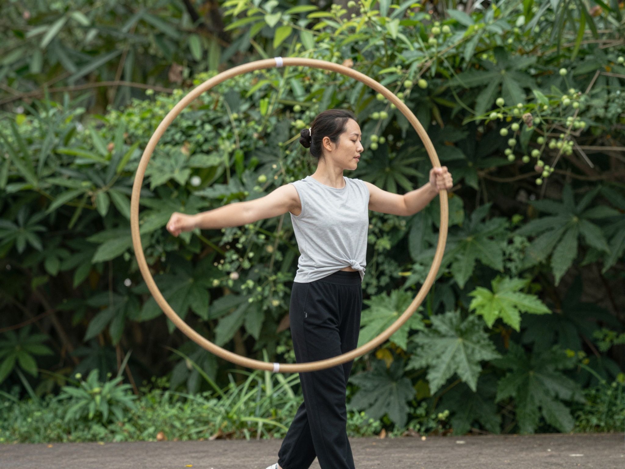 A fa hula hoop karika fejleszti a test és lélek harmóniáját.