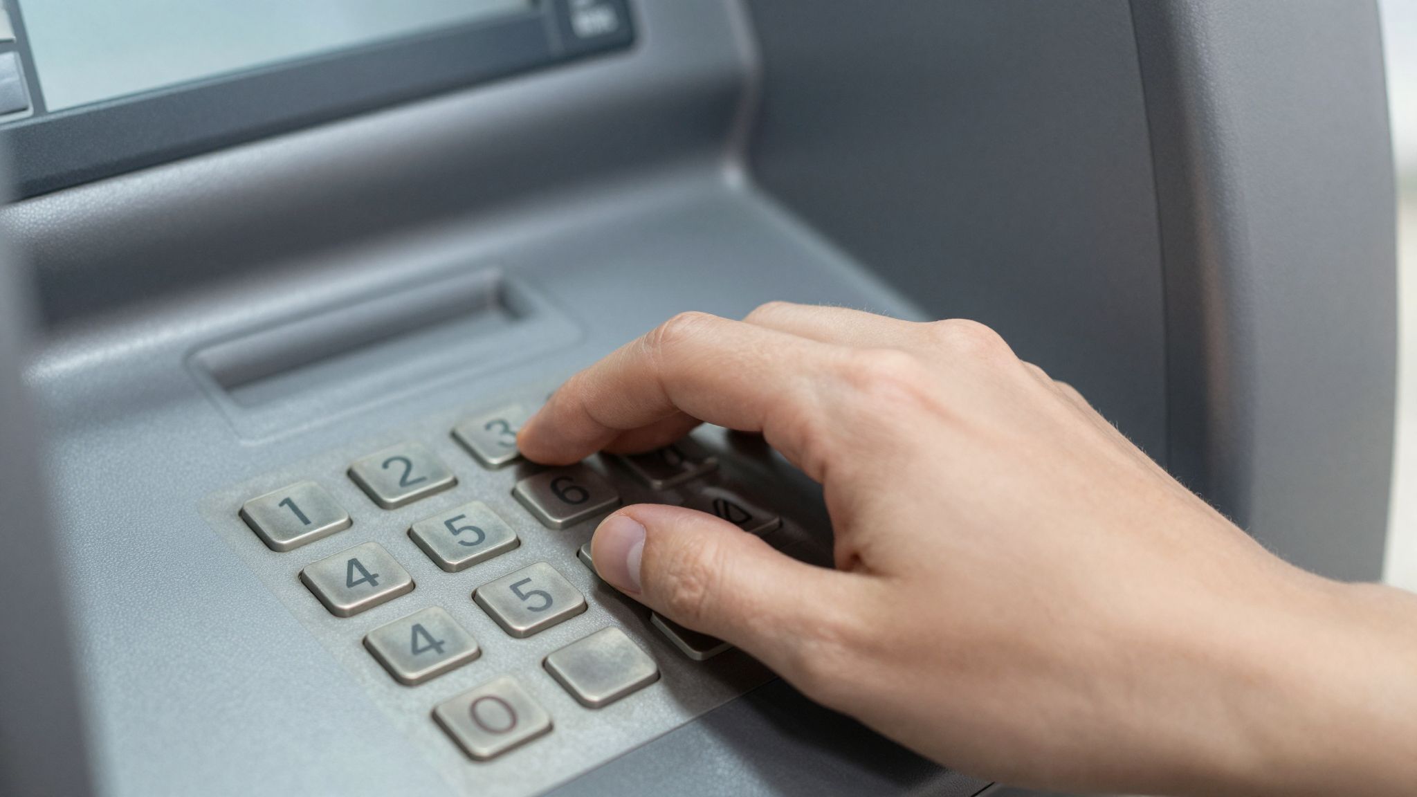 Soha ne ossza meg PIN kódját másokkal, még családtagokkal sem!