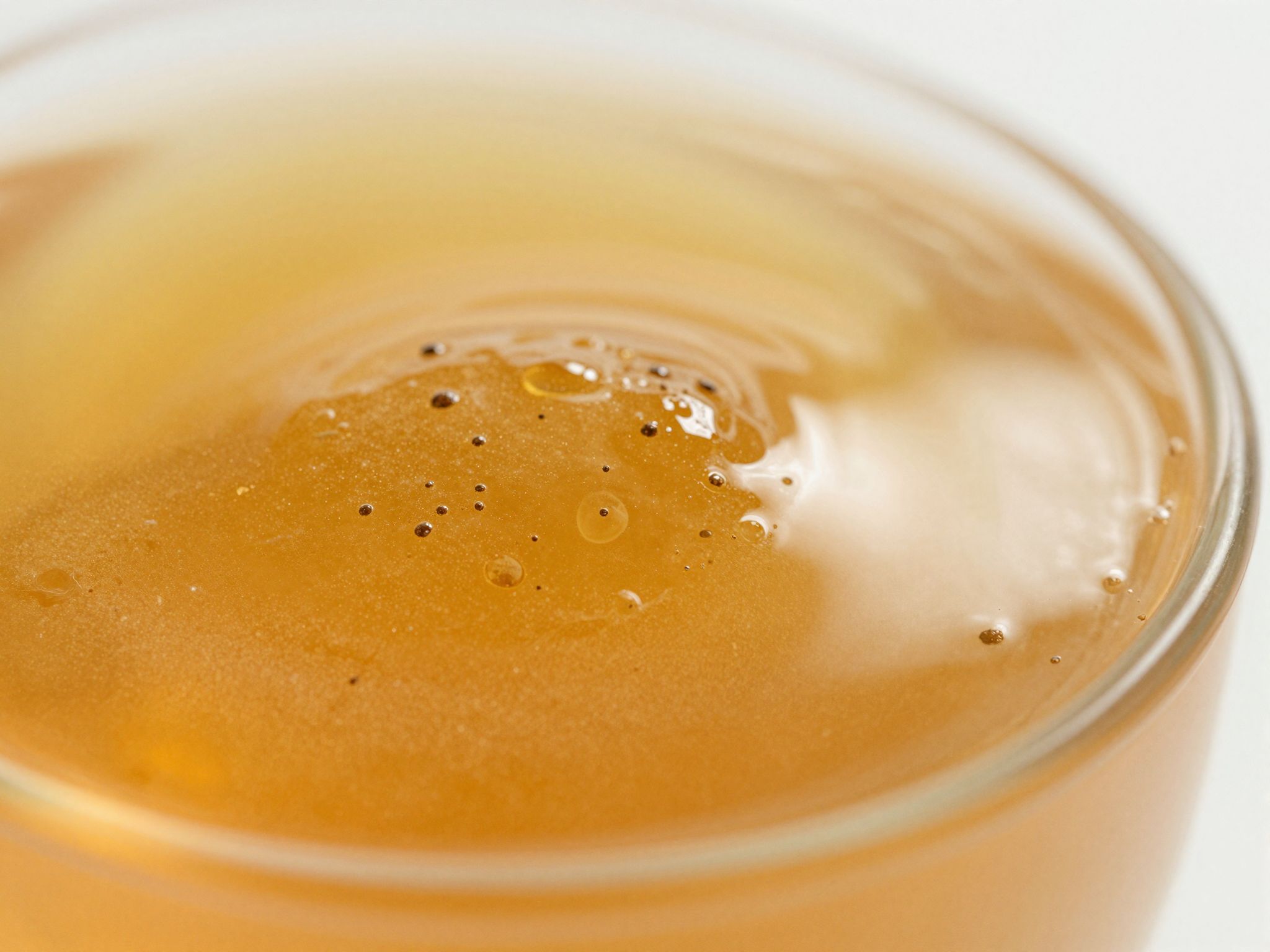 A méz enzimei és peptidei erősítik antibakteriális hatását.