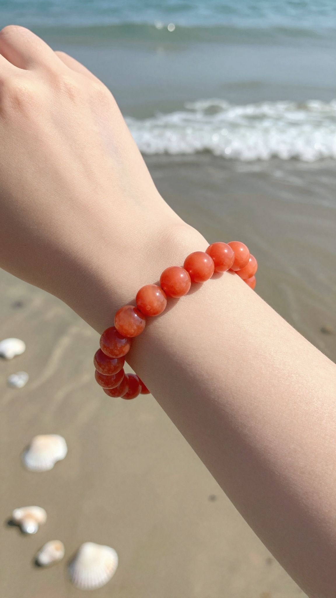 A korall karkötő rendszeres tisztítással megőrzi ragyogását és energiáját.