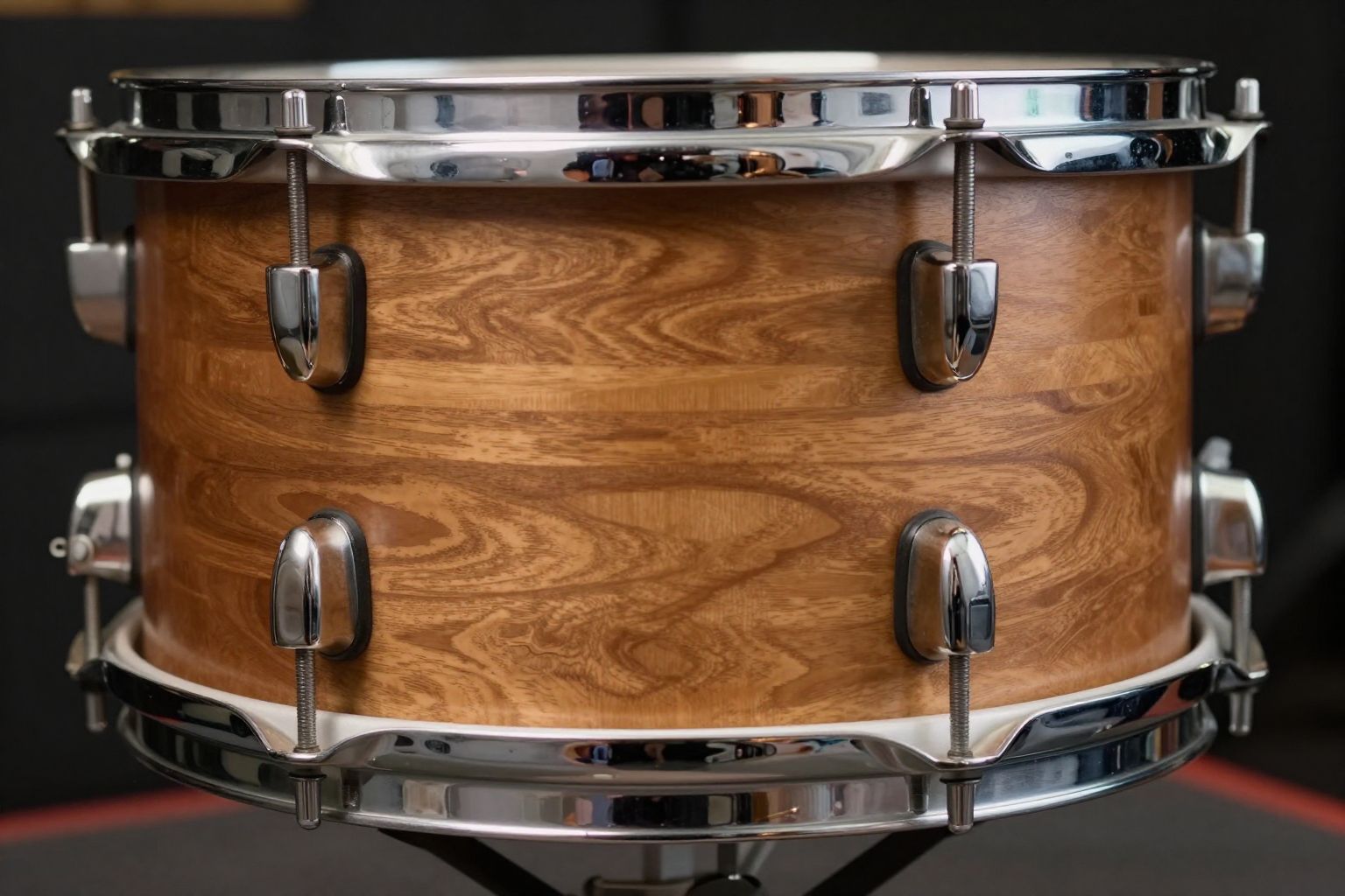 A középdob mély, tiszta hangja ritmust és dinamikát ad.