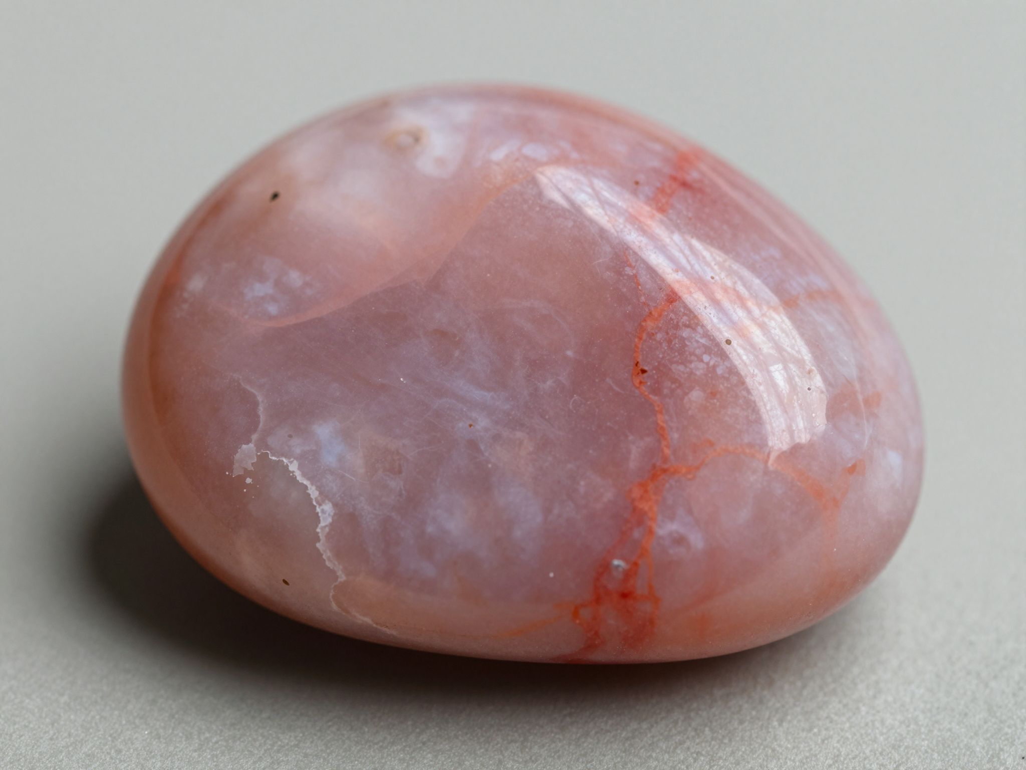 A rodonit rózsaszín árnyalatai a szeretet gyógyító erejét jelzik.