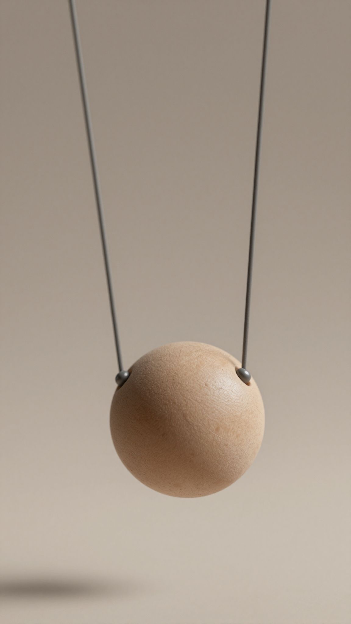 A súrlódás és légellenállás lassítja az inga mozgását.