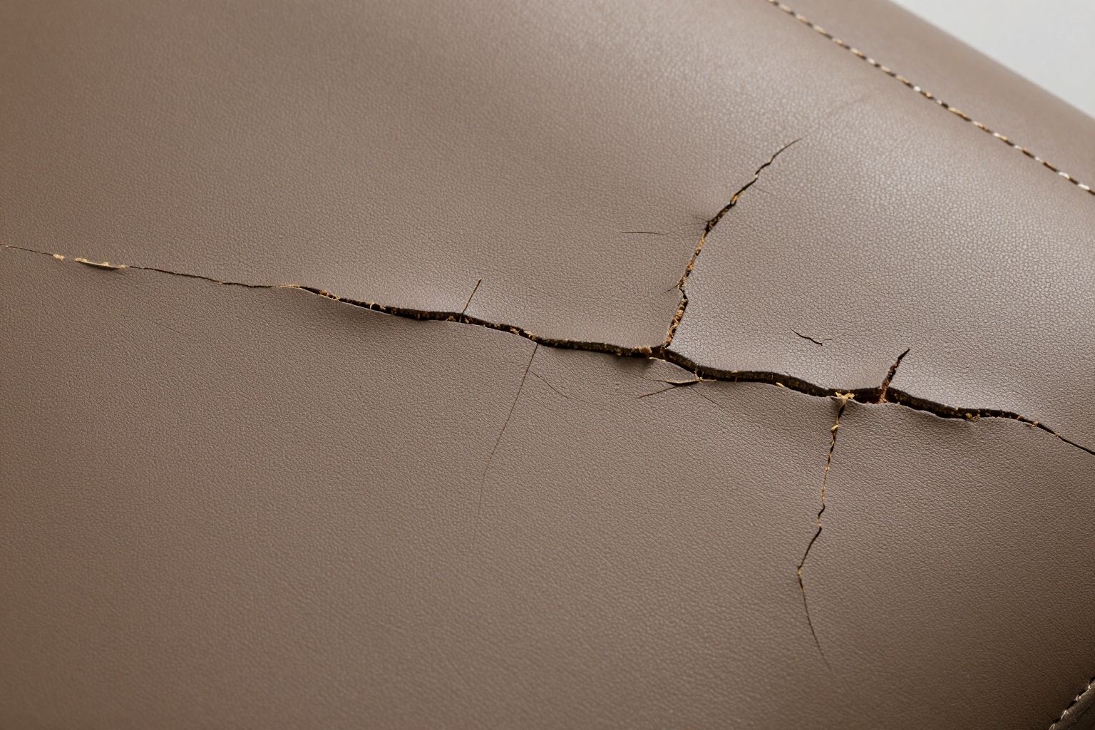 A műbőr gyorsan repedezik és kopik erős igénybevétel alatt.