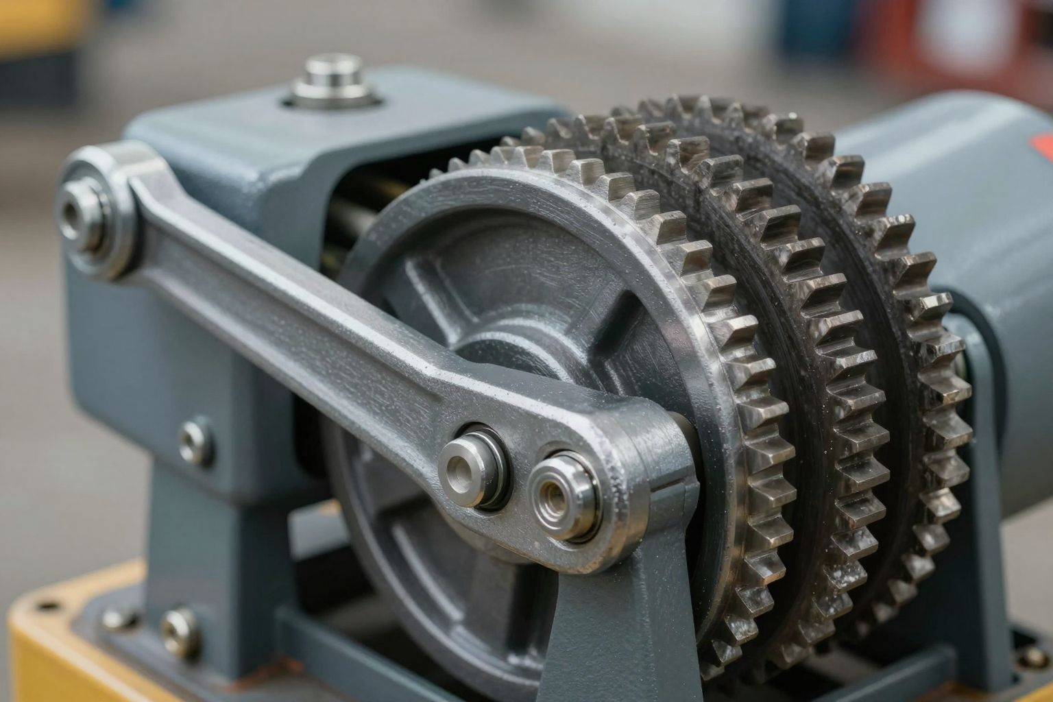 Az erőkarok növelik a kézi csörlő emelőerejét hatékonyan.