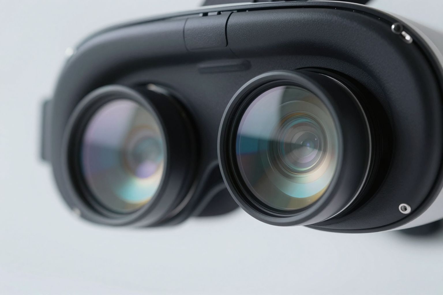 A lencsék torzítását korrekciós algoritmusokkal minimalizálják a VR-ben.