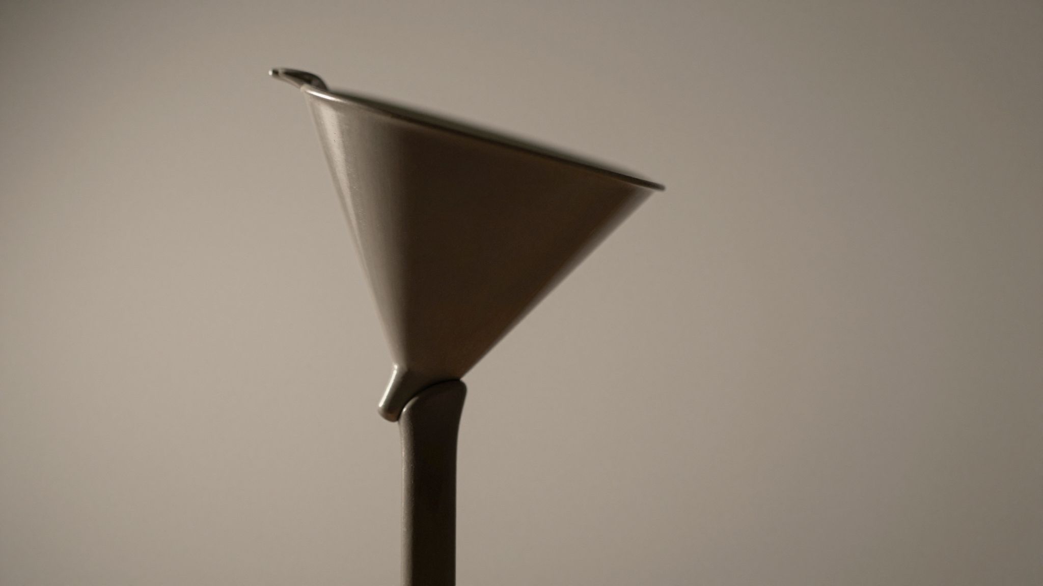 Az egyensúlyozó tölcsér instabil, ha súlypontja nem középen.