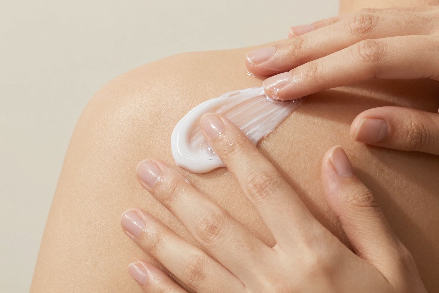 A karbamid fokozza a bőr nedvességmegtartó képességét száraz bőrön.