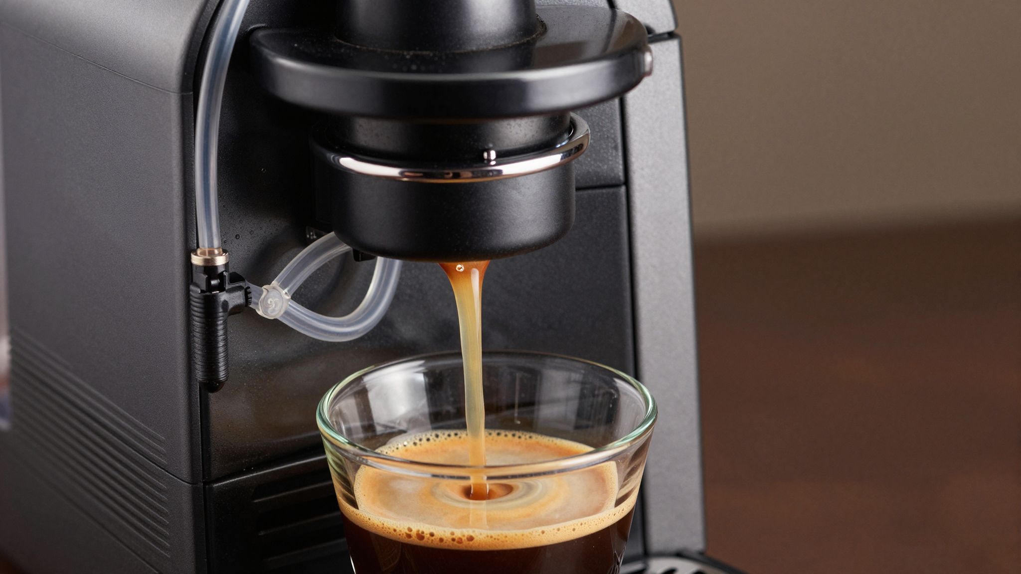 A víz a tartályból szűrve, nyomással jut a csészébe.