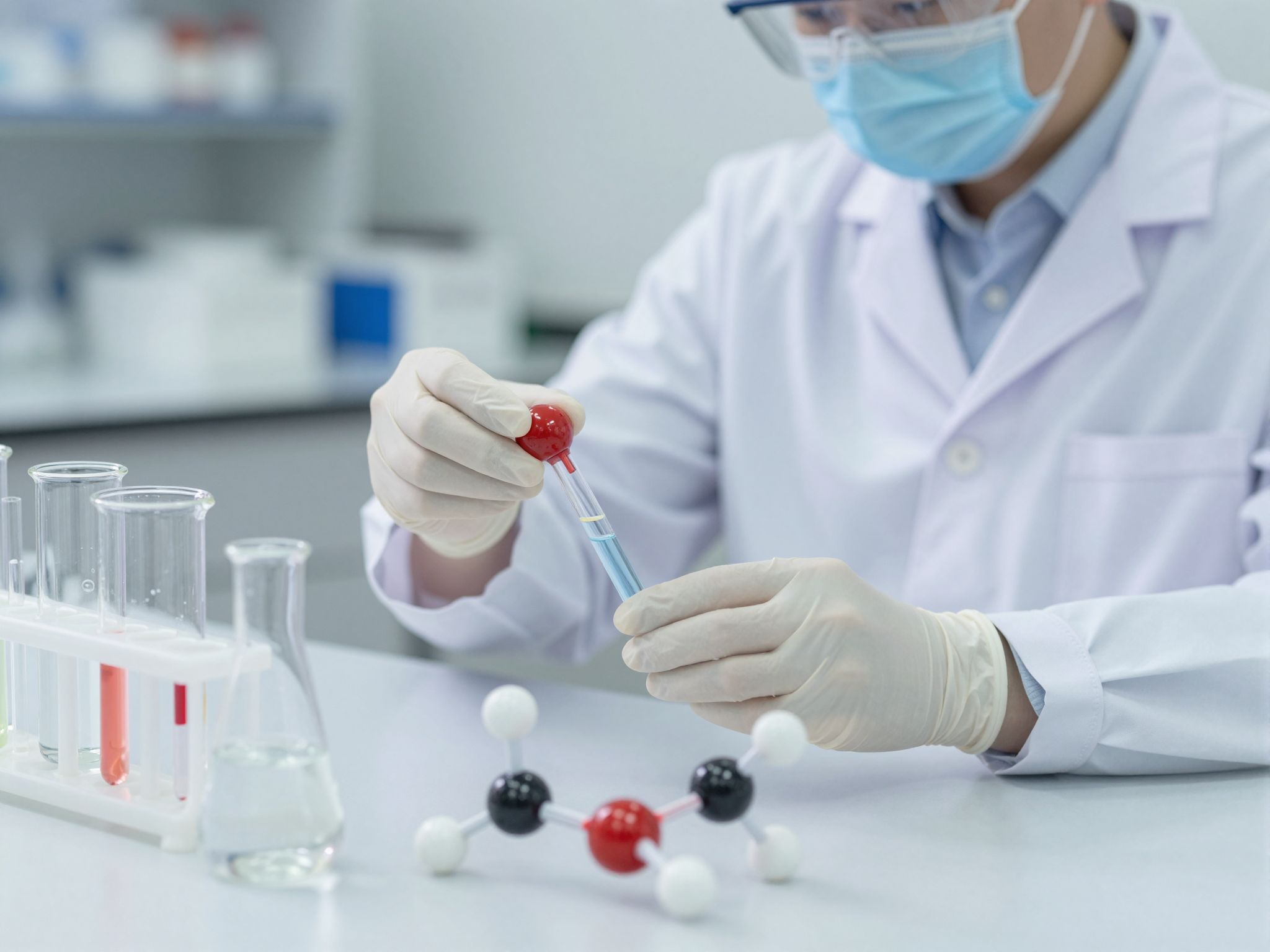 A polietilénglikol általában biztonságos, ritka mellékhatásokkal.