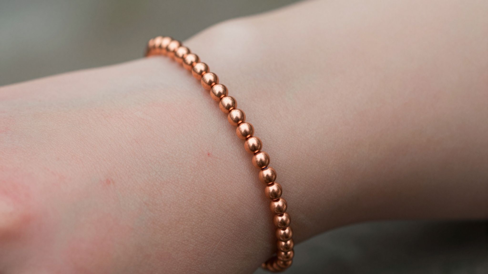 Rézgyöngy ékszerek kontaktdermatitiszt és viszketést okozhatnak.