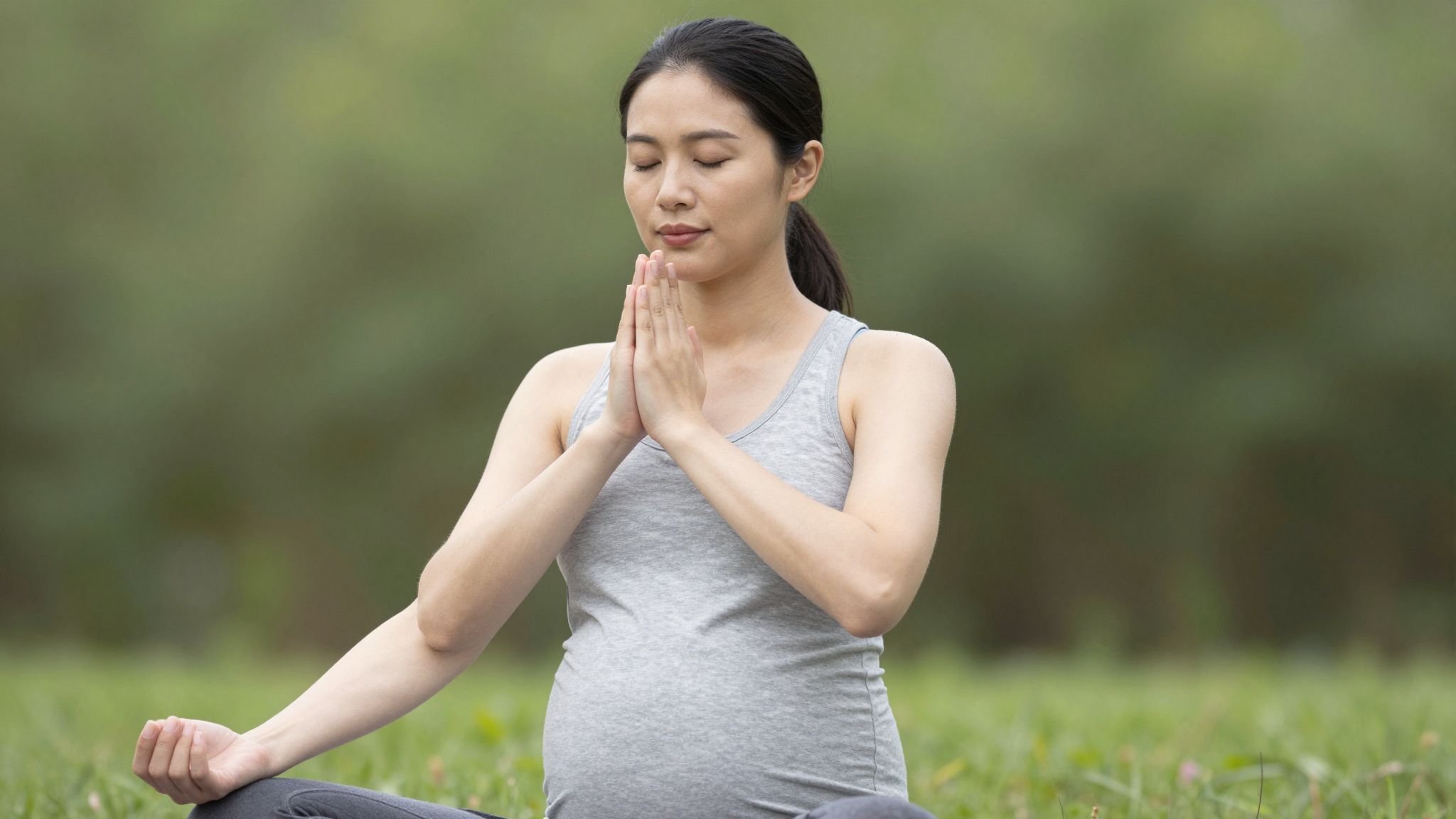 Relaxációs technikák csökkentik a várandósság alatti stresszt.
